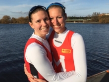 Rundum glücklich: Lea-Katlen Kühne (links) und Melanie Hansen haben ihre Chance genutzt und sitzen nun in dem Boot, das die Qualifikation für die olympischen Spiele in Rio schaffen soll. 