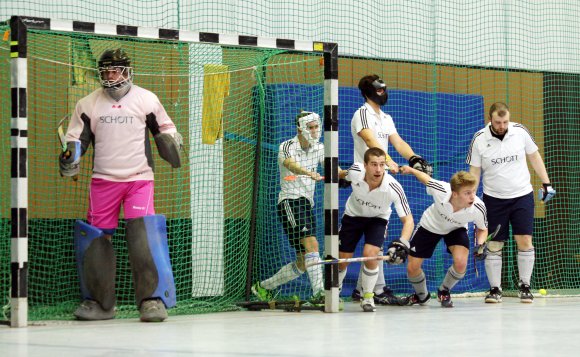 Der letzte Saisonauftritt des TSV Schott Mainz wurde nicht zuletzt zum Farberlebnis. Torwart Tobias Jordan trug einen Kleidersatz, der nach einer verlorenen Wette in seinen Besitz übergegangen war. Fastnacht war nun der richtige Zeitpunkt, um das schicke Teil aufzutragen.