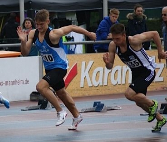 Bei Dauerregen zu Bestwerten: U18-Athlet Florian Post (links) vom USC Mainz testete bei der Bahneröffnung in Mannheim für den Zehnkampf und stellte drei neue persönliche Bestleistungen auf. 