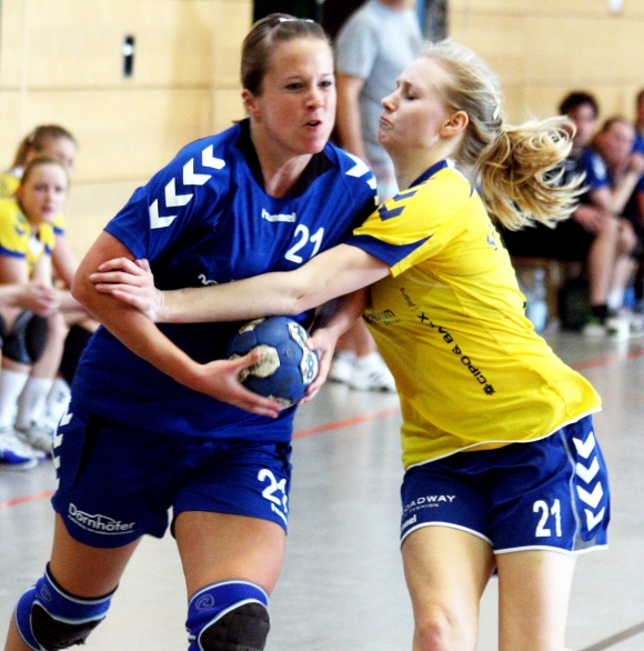 Wettstreit der 21er: HCG-Spielerin Isabel Lehrbach (l.) wird von der Bretzenheimerin Kontrahentin Judith Kadar am Torwurf gehindert. Nach 60 Spielmunuten hatten die Gonsenheimerinnen sich im Mainzer Duell der Rheinhessenliga aber durchgesetzt.