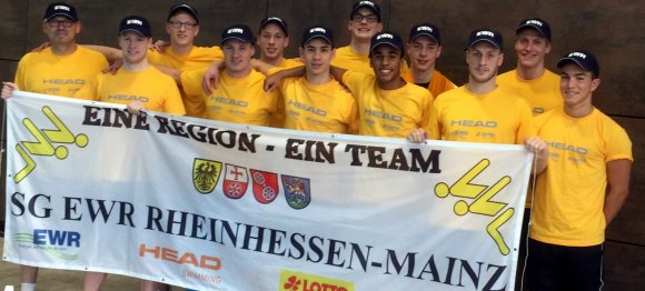 Das DMS-Team der SG Rheinhessen-Mainz, von links: Trainer Lothar Schubert, Christoph Klüskens, Jasper Grünewald, Dominik Kopyto, Max Ziemann, Kevin Wedel, Christopher Schmitt, Chidozie Özkan Okoro, Christian Keber, Michel Ziemann, Andreas Wiesner, Johannes Conrad. Es fehlt Niklas Wiesner.