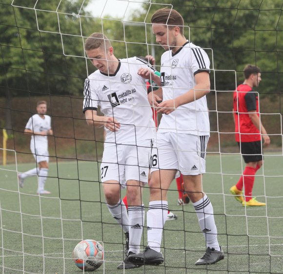 Für Thorsten Krüger (l.) und Yannik Hochhaus verläuft die Konsolidierungssaison in der Bezirksliga mit Landesligaabsteiger Fontana Finthen im erwarteten Rahmen. Beim Tabellenneunten geht es in der Restsaison vor allem darum, die positive Entwicklung aufrechtzuerhalten und in die kommende Runde mitzunhemen.   