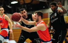 ...und immer an die Rebounds denken: Martin Rönnberg und seine ASC-Kollegen müssen vor allem unter dem eigenen Korb besonders aufmerksam sein.