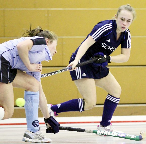 Platz drei oder vier: Darum geht es für Dana Lee Becker (r.) und die Regionalliga-Hockeyfrauen des TSV Schott zum Saisonabschluss bei der TG Frankenthal. Trainer Knußmann-Siemon ist sicher, dass auch diese wenig aufregende Frage seine Mannschaft ausreichend motivieren wird.