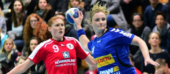 Für Diana Hollerbach (r.) ist nach einem Fingerbruch die Saison vermutlich vorbei. Dabei war die Kotrainerin am Saisonbeginn erst nach der Kreuzbandverletzung von Lara Leuckefeld zur Stammbesetzung auf Linksaußen avanciert. Nun muss Trainer Steffen Piffkowski sich eine neue Lösung für die Position ausdenken.