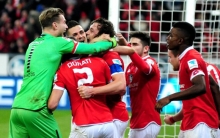 Wenn Julian Baumgartlinger ein Tor schießt, geht auch Loris Karius zum Jubeln weite Wege ...