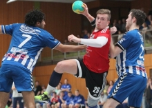 Gehen nach der Fastnachtspause mit ihren ganz verschiedenen Auswärtsserien wieder zu Werke: Der TV Nieder-Olm (Mitte: Rene Schunath) hegt beim Tabellennachbarn HSG Kastellaun/Simmern zumindest leise Hoffnungen auf ein Ende der Niederlageserie in fremden Hallen. Die Sportfreunde Budenheim (l. Manuel Blezinger, r. Patrick Höppner) sind beim TV 05 Mülheim gefordert, die weiße Auswärtsweste rein zu halten.