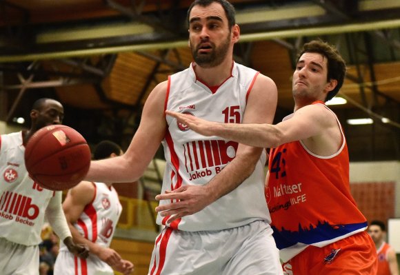 Keinen Ball verlorengeben, auch nicht gegen Mirko Damjanovic: ASC-Kapitän Philipp Schön ließ sich weder von dem langjährigen Pro-A-Spieler abschrecken...