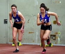 Clara Mohr (l.) steigerte sich eine Woche vor den Deutschen Jugendmeisterschaften über 60 Meter auf 8,28 Sekunden. Für Aline Riedel (r.) war das USC-Meeting nach dreimonatiger Verletzungspause der erste Wettkampf. Mit 8,23 Sekunden gelang der U-18-Sprinterin ein gutes Comeback