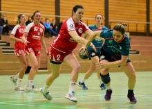 Elena Becker und Johanna Holstein (v.l.) sind Zeugen dieses Zweierduells: Annika Schmitt versucht die Püttlingerin Miljana Cosic zu stoppen, die in Budenheim zur erfolgreichsten Gästespielerin wurde.