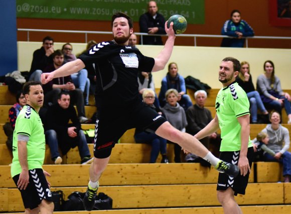 Auf den HCG-Halbrechten Fabian Schmitt (r.) fokussierte sich die Abwerharbeit des TV Bodenheim (l. Matthias Carl, r. Paul Kijowsky). Mit Erfolg: Der sonstige Haupttorschütze des HCG kam auf gerade drei Tore.