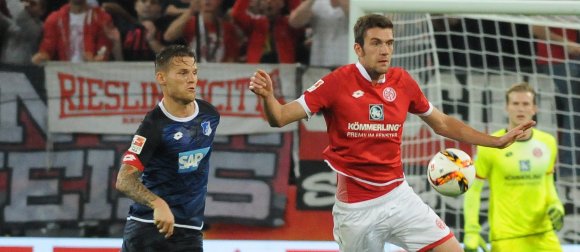 Seinem ehemaligen Mitspieler Eugen Polanski (l.) wird Stefan Bell am Samstag nicht auf dem Platz begegnen. Der Mainzer Innenverteidiger fällt verletzt aus.