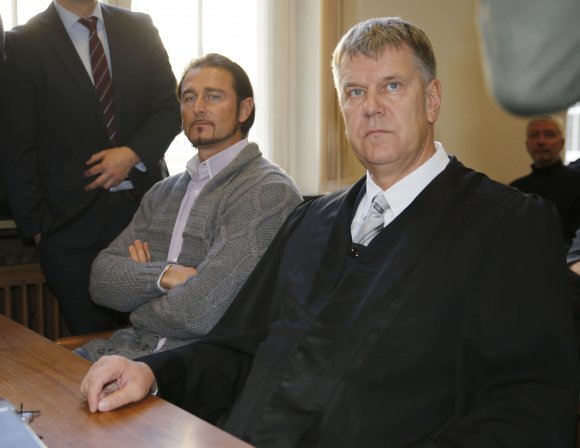 Guckten vor der Verhandlung so ernst, wie es hinterher zu erwarten war: Heinz Müller (l.) und sein Anwalt Horst Kletke.