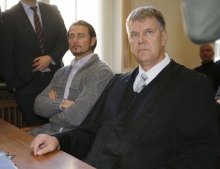 Guckten vor der Verhandlung so ernst, wie es hinterher zu erwarten war: Heinz Müller (l.) und sein Anwalt Horst Kletke.