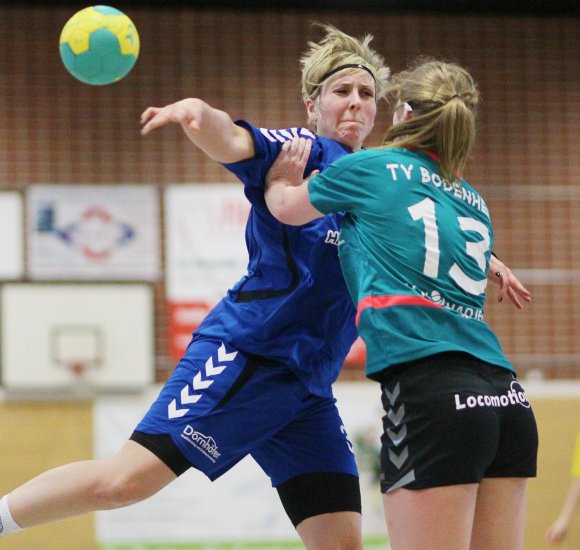 Sabrina Eich wird von Marie Tomaschek abgeblockt. Beim Spiel gegen den TV Bodenheim hatte der HC Gonsenheim seine Probleme im Angriff, die Abwehrarbeit funktionierte hingegen recht gut.