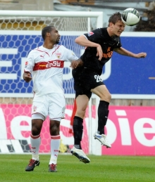 Bislang hatten nur die 05-Profis, wie hier Niko Bungert mit Cacau (l.) zu tun. Am Samstag müssen sich die Mainzer U23-Verteidiger mit dem ehemaligen Nationalspieler auseinandersetzen.