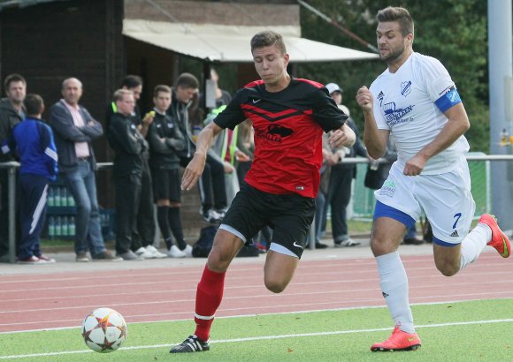 Für Tobias Müller (r., hier gegen den Nieder-Olmer Markus Hafner) und den TuS Biebelnheim kommt schon dem Nachholspiel gegen den SV Guntersblum an diesem Sonntag große Bedeutung bei.