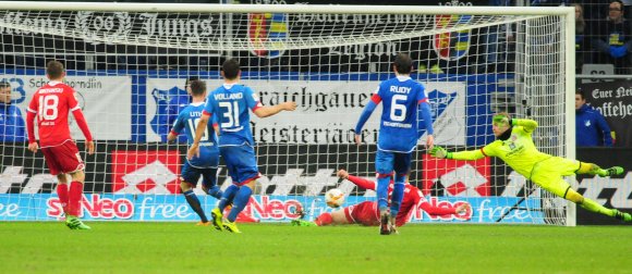 Perfekter Konter, perfekter Abschluss: Mark Uth bringt die TSG Hoffenheim mit 3:1 in Führung.