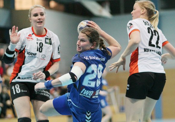 Mit Beginn der zweiten Halbzeit fing die große Zeit von Kreisläuferin Michelle Chwalek an, die mit einer Serie Treffer die später allerdings doch noch kurzzeitig abgegebene Führung zu verteidigen half.