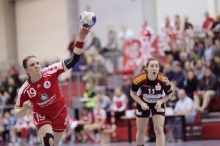 Mit entscheidend für den Ausgang des Derby war das Duell der Siebenmeterschützinnen, das die Ex-Bensheimerin Claudia Schückler durch ihre Treffsicherheit von der Linie für sich entschied, während HSG-Werferin Martha Logdanidou (r.) in enem wichtigen Moment die Nerven versagten.