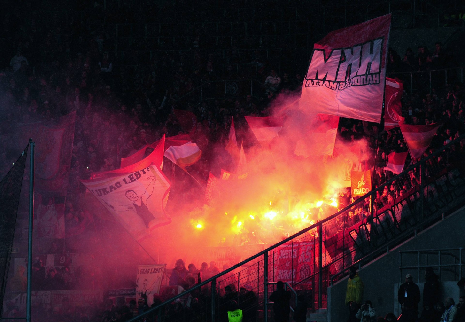 Was dachten sich die 05-Fans vor dem Spiel bei der TSG Hoffenheim mit dieser Aktion? A) Dem Gegner soll endlich ein Licht aufgehen? B) Irgendjemand muss an kalten Tagen für ein bisschen Wärme sorgen? C) Ein Verein, der seinem Präsidenten 23.000 Euro monatlich überweist, kann auch die Strafe für den Pyro-Einsatz übernehmen? D) Nichts, was sonst?