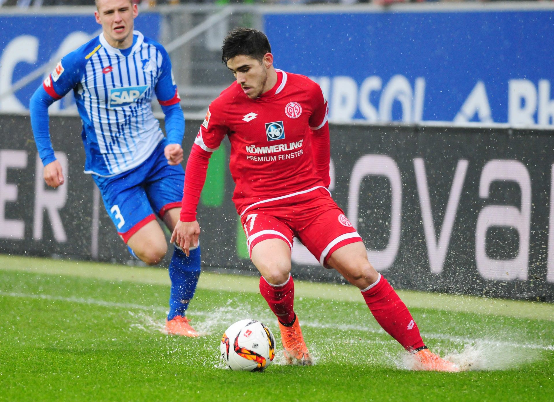 Am Wasser alleine lag es nicht, dass die 05er am Samstag nicht so entschlossen auftraten wie zuletzt. „Damit musste auch der Gegner zurechtkommen“, meinte Jairo, der in der Schlussphase zwar sein fünftes Saisontor erzielte...