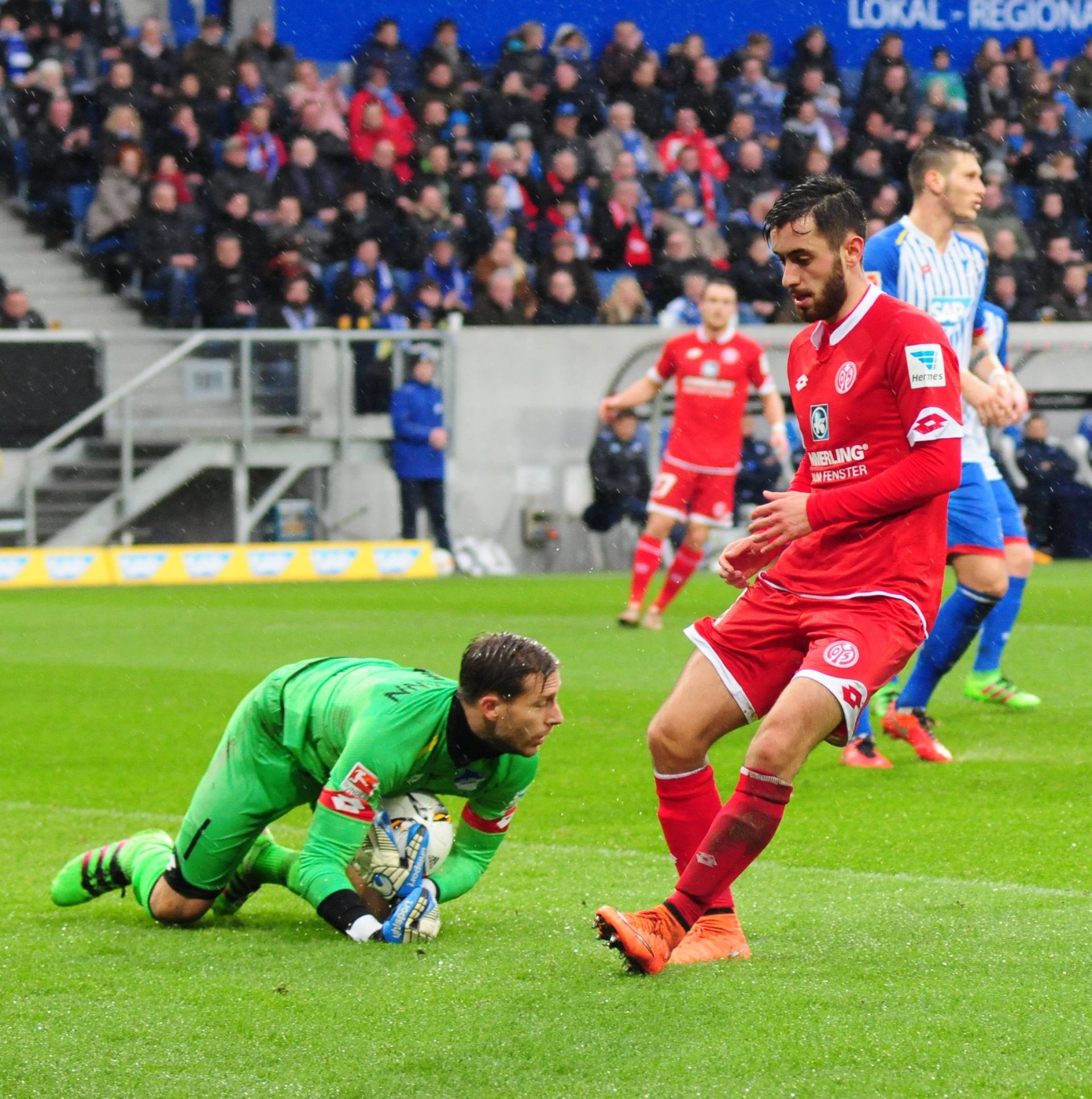 …der Hoffnungsschimmer blieb jedoch ein solcher, weil die 05er nach vorne zu unpräzise spielten und, wie hier Yunus Malli, zu selten gefährliche Abschlüsse produzierten.