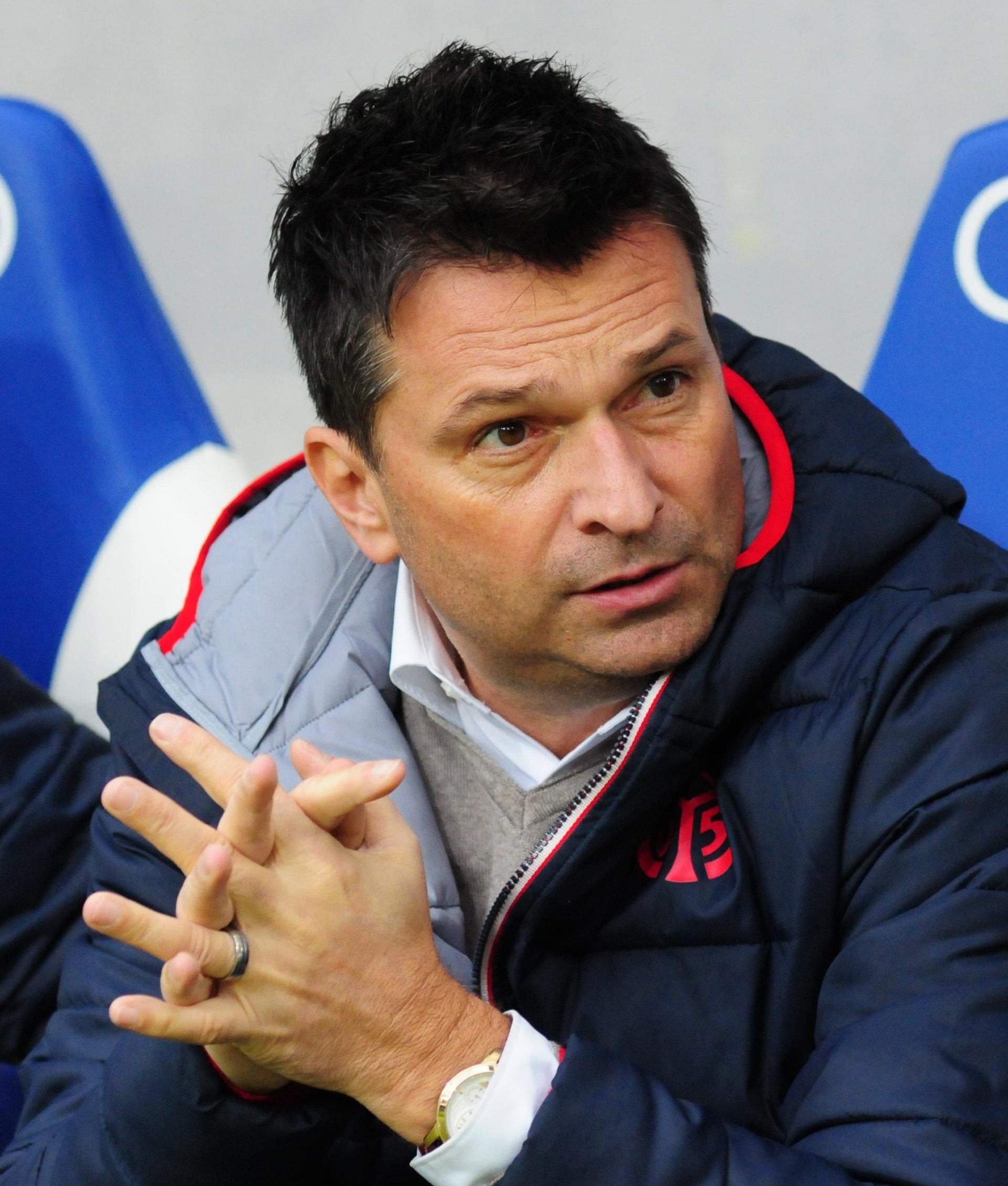 Christian Heidel saß wie gewohnt auf der Mainzer Bank. Am Sonntag soll die Entscheidung fallen, ob der Manager zur kommenden Saison beim FC Schalke 04 die Fäden ziehen wird.