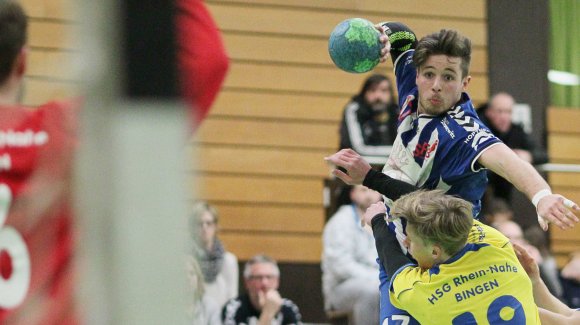 Lukas Nagel, hier im Spiel gegen die HSG Rhein-Nahe, schöpfte beim deutlichen Heimsieg gegen die HSG Völklingen das gesamte Repertoire der Wurfvarianten aus.nheimer Toptorsc