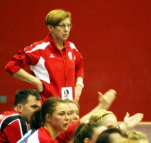 Ein letztes Mal rote Jacke vor rotem Grund: Karin Euler gibt gegen die Neckarsulmer Sportunion ihren Heimspielabschied nach viereinhalb Jahren Handball mit Mainz 05.