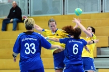 Sabrina Grau und Bianca Brüggen versuchen den Ball in den Reihen der SG Bretzenheim zu behalten. Die Gonsenheimerinnen Sabrina Eich (l.) und Uta Herr versuchen genau das zu verhindern.