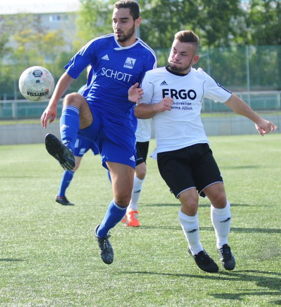 Den Ball im Blick, den Aufstieg im Visier: Alperen Genc (l.) und der TSV Schott Mainz II wollen in die Landesliga.