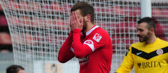 Lucas Höler kann die Hände wieder vom Gesicht nehmen: Mit drei Treffern und drei Assists in den jüngsten drei Spielen hat der U23-Stürmer seine Offensivqualitäten wieder unter Beweis gestellt.