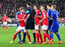 Beim Heimsieg gegen den FC Schalke sah Giulio Donati (l.) seine fünfte Gelbe Karte in dieser Saison und musste in Hoffenheim aussetzen. Gegen Bayer Leverkusen will er am Sonntag wieder auf dem Platz stehen.