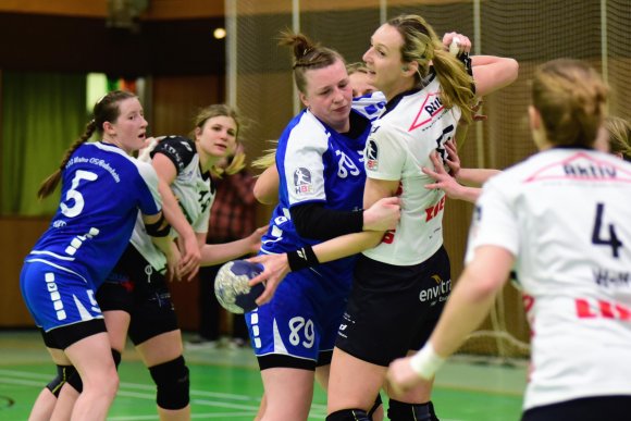 Janka Bauer und Hanna Dankwardt (blaue Trikots v.l.) mühen sich, den Spielfluss der Neckarsulmerinnen zu stören. Das gelang der FSG nur in der Anfangsphase gut genug.