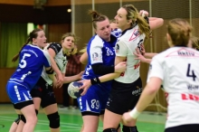 Janka Bauer und Hanna Dankwardt (blaue Trikots v.l.) mühen sich, den Spielfluss der Neckarsulmerinnen zu stören. Das gelang der FSG nur in der Anfangsphase gut genug.