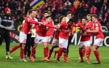 Das hatte er dann von seiner überragenden Leistung: Die Kollegen wollten Jhon Corodba nach dem Schlusspfiff nicht bei sich haben, sondern stießen ihn zum Zaun.