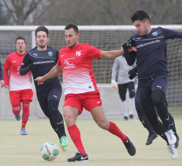 Im Gegensatz zu den bestrumpfhosten Spielern von Tabellenführer FC Speyer musste sich die TSG Hechtsheim um Ivan Idzan durch viel Laufarbeit warme Beine machen.