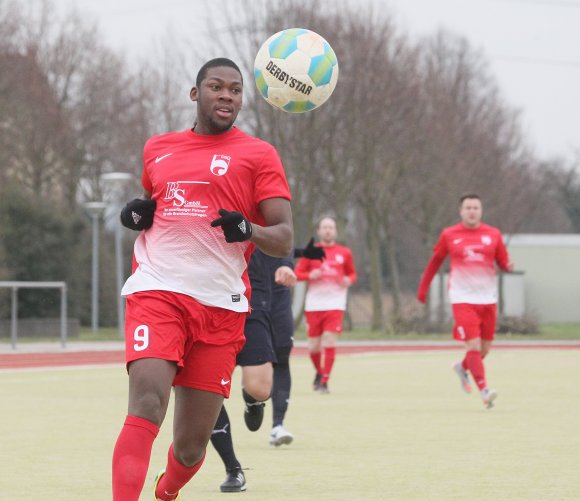 Erster Hechtsheimer Torschütze des Jahres 2016 war Davin Dzaka, der in der Schlussphase der ersten Halbzeit zum 1:1 traf.