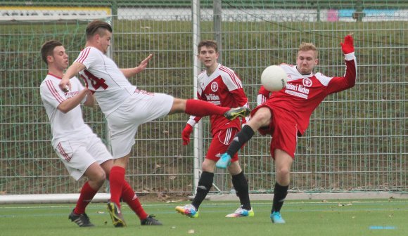 Kampf um den Ball mit gestrecktem Beim: Sebastian Popp (r.) versucht sich gegen Jan Höngen durchzusetzen. Während Popp mi einer Chance scheiterte, besorgte der Alzey den zweiten Treffer für RWO.