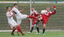 Kampf um den Ball mit gestrecktem Beim: Sebastian Popp (r.) versucht sich gegen Jan Höngen durchzusetzen. Während Popp mi einer Chance scheiterte, besorgte der Alzey den zweiten Treffer für RWO.
