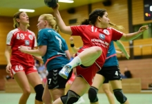 Allzu häufig mussten Anna-Lena Kempfund die FSG Mainz 05/Budenheim II gegen den HCS Saarebrücken sich nicht geegn eine aufgebaute Gäsetdeckung durchsetzen. Vieles gelang über Gegenstöße nach Balllgewinnen der 5-1-Deckung.