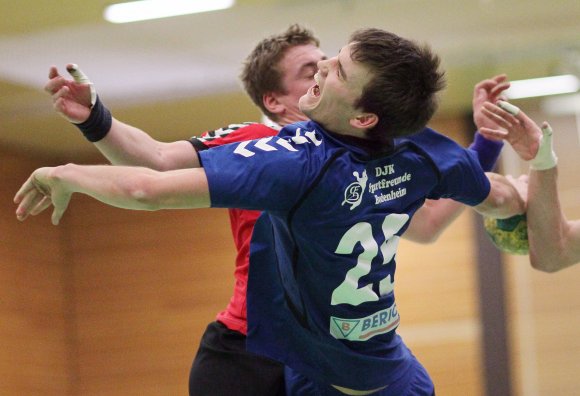 Auch, wenn es nicht so aussieht, aber Lukas Sturm hat diese Attacke der Ingelheimer Abwehr lebend und sogar unbeschadet überstanden. Mit sechs Treffern war der Rückraumspieler zusammen mit Sören Dübal diesmal erfolgreichster Werfer in Reihen der Budenheimer Reservemannschaft.