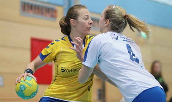 Hargitta Hartmann (l.) sicherte den Erfolg der SG TSG/DJK Bretzenheim III bei der SG Saulheim durch ihre Sicherheit von der Siebenmeterlinie, mit sieben verwandelten Würfen. Marie Werdich (r.) war beim Auswärtserfolg der FSG Mainz 05/Budenheim III bei GW Büdesheim zweitbeste Feldtorschützin hinter Isa Graebling.