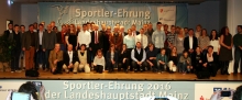 Gruppenbild mit Bürgermeister: Zum obligatorischen Gruppenfoto fanden sich alle Geehrten, die Paten und die Moderatoren am Ende des Abends auf der Bühne ein.