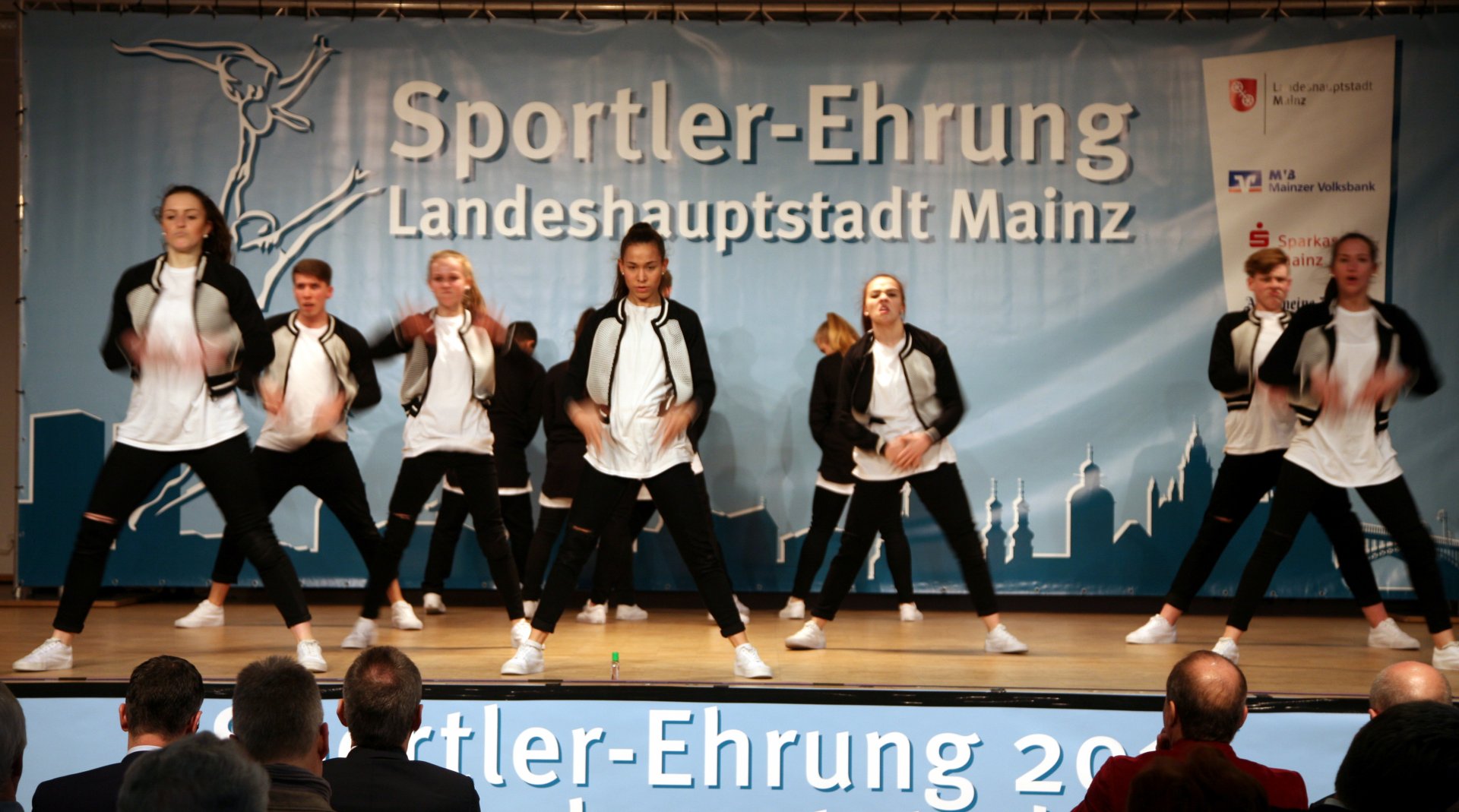 Bevor es losging, ging es ab: A.C.I.M. enterten die Bühne, die aus der Neustadt kommende Hip-Hop-Formation „Abnormal Crazy Inimitable Monkeyz“ unter der Leitung von Ece Bas. Die Vizeweltmeister im Streetdance des Jahres 2015 brachten gleich die nötige Power in den Saal – „wenn die Geehrten nachher im gleichen Tempo auf die Bühne kommen, wird es ein kurzer Abend“, sagte Moderator Peter H. Eisenhuth.