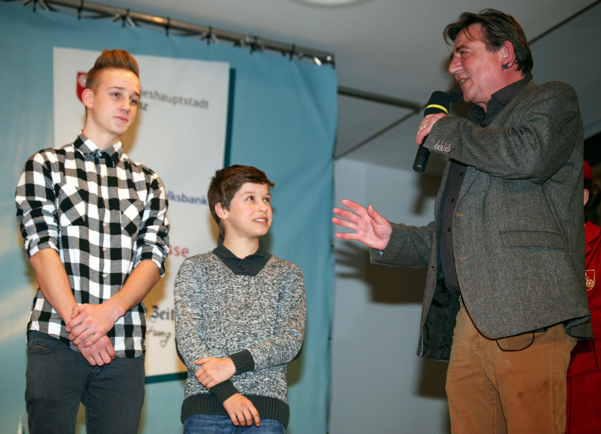 Drei Jahre und einige Zentimeter auseinander – aber wenn sie gleichzeitig vom Turm springen, kommen sie gleichzeitig unten an: Jannick Gimmer (l.) und Jakob Batzer vom Mainzer Schwimmverein 01, Deutsche A-Jugend-Meister im Synchronspringen.