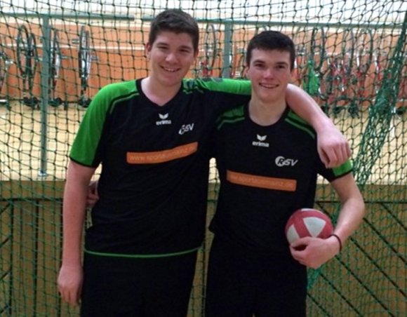 Auf Aufstiegsrundenkurs: Die Oberliga-Radballer Fabian und Jonas Gebhard.