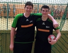 Auf Aufstiegsrundenkurs: Die Oberliga-Radballer Fabian und Jonas Gebhard.