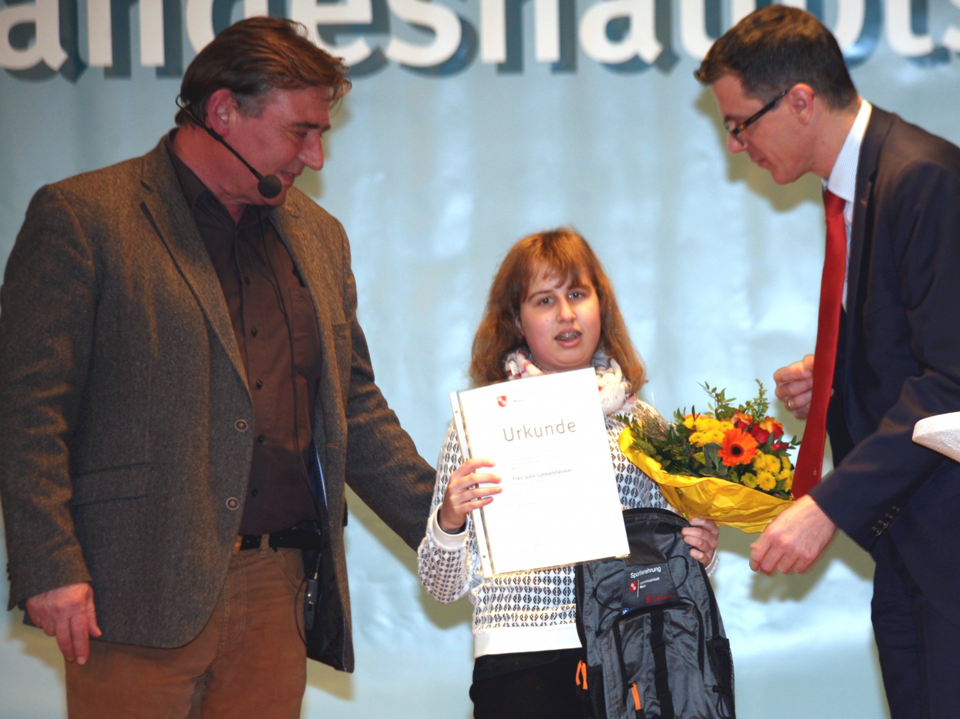 Immer noch eine der Jüngsten, aber längst schon Stammgast bei der Sportlerehrung: Julia Lunkenheimer vom Mainzer Schwimmverein 01, die bei den Deutschen Meisterschaften der Behinderten den B-Jugend-Titel über 200 Meter Schmetterling gewann.